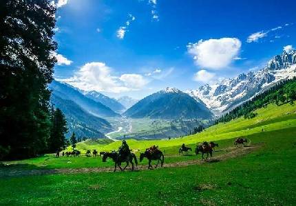 Himalayan Majesty: 9-Days Jammu, Srinagar, Gulmarg, Sonmarg & Pahalgam Tour